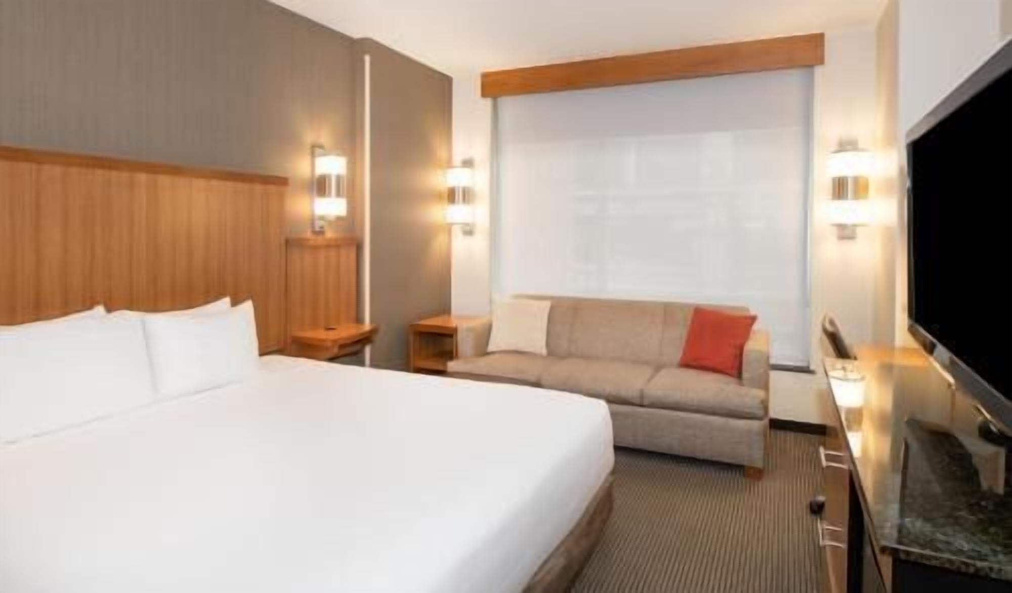 Premium bedding, in-room safe, desk, laptop workspace