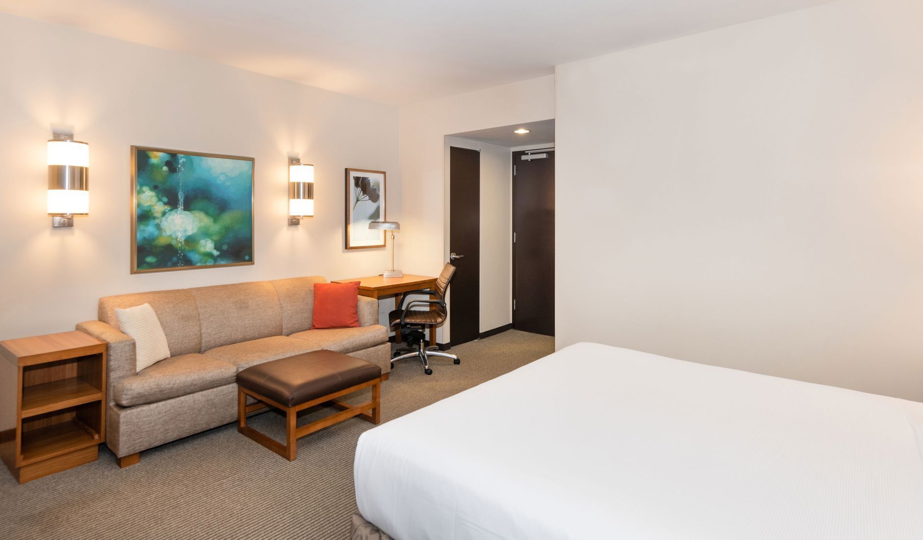 Premium bedding, in-room safe, desk, laptop workspace