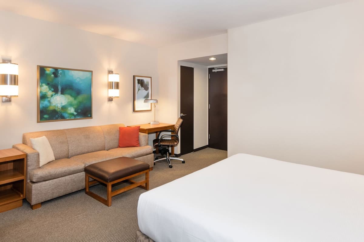 Premium bedding, in-room safe, desk, laptop workspace