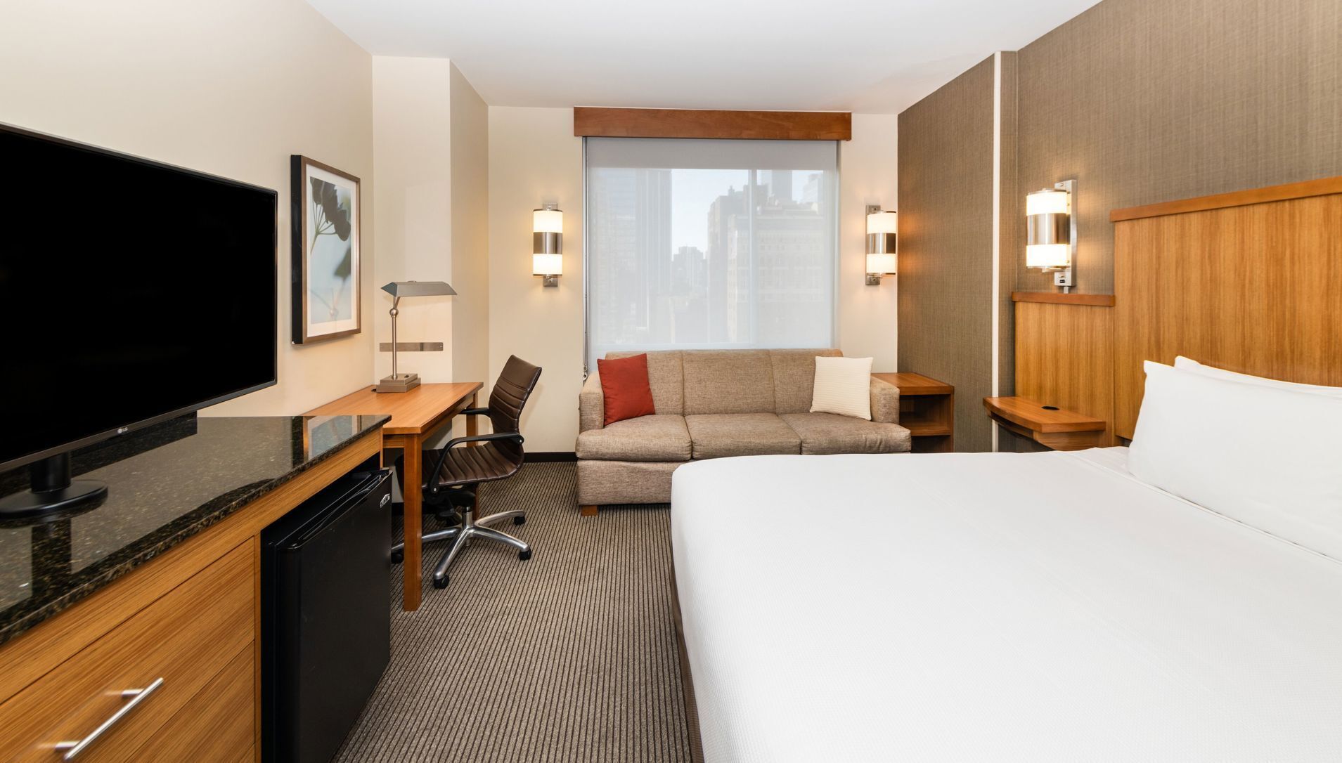 Premium bedding, in-room safe, desk, laptop workspace