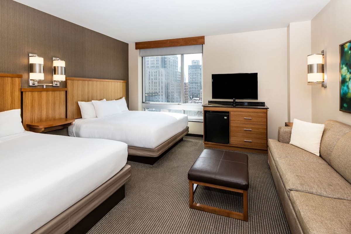 Premium bedding, in-room safe, desk, laptop workspace
