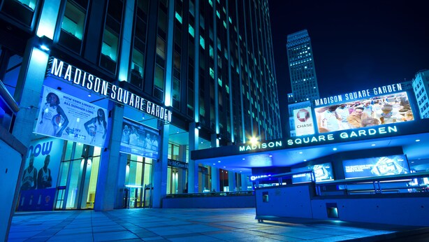 Het uiterlijk van Madison Square Garden, met verlichte reclameborden en advertenties.