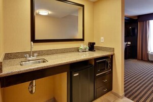 King studio suite | Private kitchenette | Fridge, microwave, coffee/tea maker
