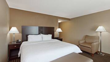 Escritorio, cortinas blackout y tabla de planchar con plancha