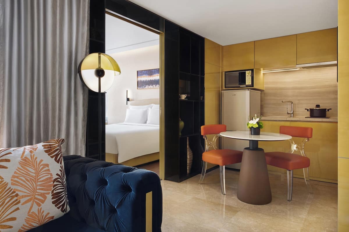 Sviitti, 1 makuuhuone, keittotila, kulmassa | Yksityinen keittonurkkaus | Jääkaappi, mikroaaltouuni, kahvin-/teenkeitin, vedenkeitin