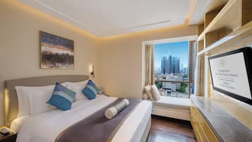 Suite, 1 King-Bett, Stadtblick | 1 Schlafzimmer, hochwertige Bettwaren, Daunenbettdecken, Minibar