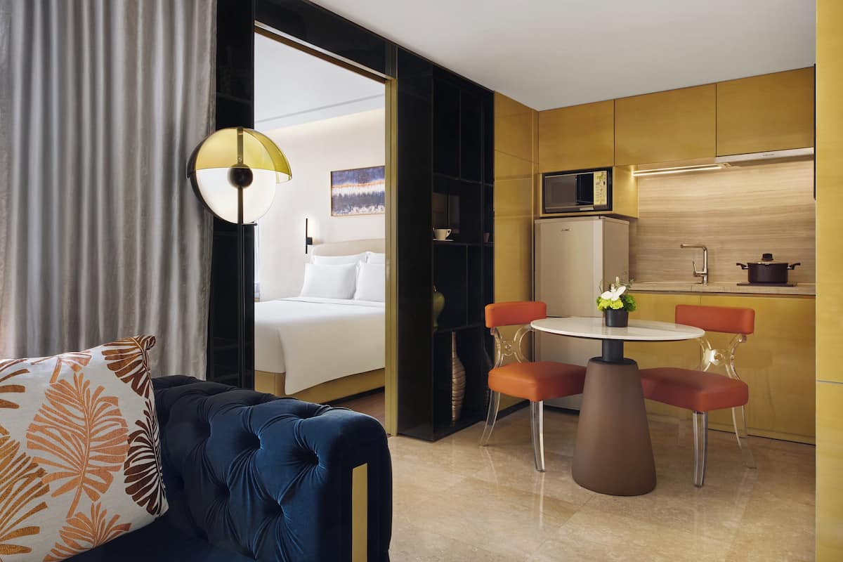 Suíte, 1 quarto, cozinha americana, no canto | 1 quarto, roupas de cama premium, edredons de pluma, frigobar