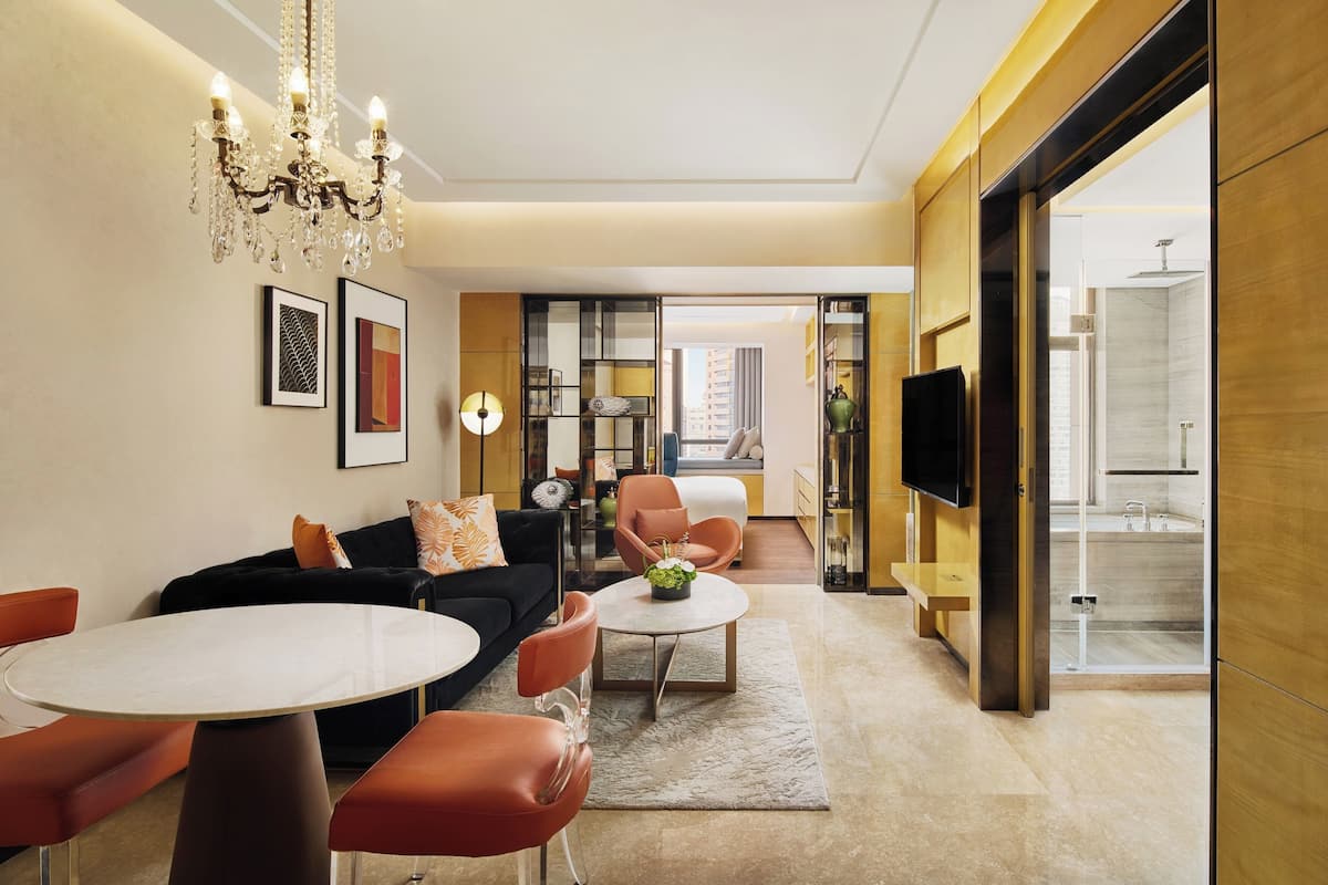 1 makuuhuone, ylelliset vuodevaatteet, untuvapeitot, minibaari