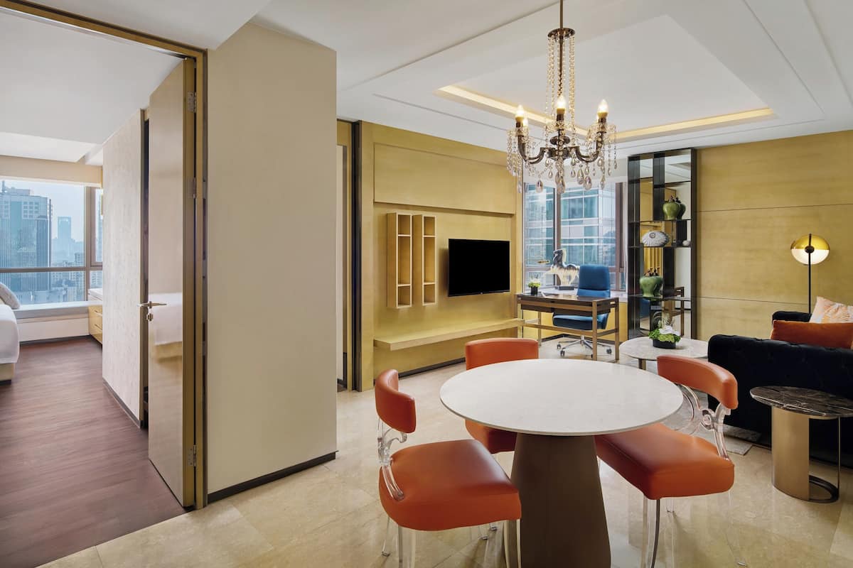 50–tuumainen LCD-televisio, jossa satelliittikanavat