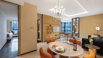 Suite, 1 kingsize-seng, byutsikt | Oppholdsområde | LCD-TV og MP3-dokkingstasjon