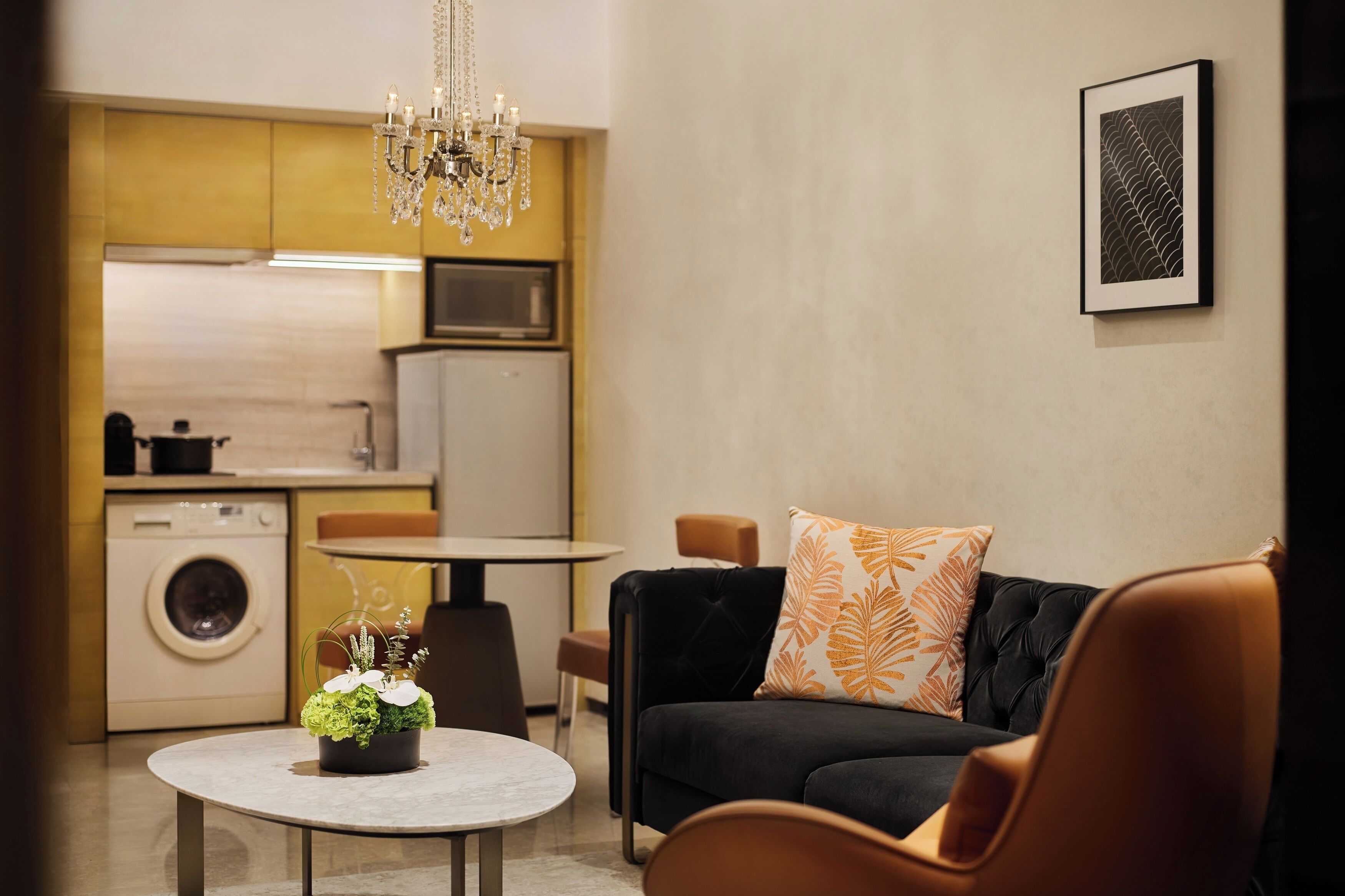 Jääkaappi, mikroaaltouuni, kahvin-/teenkeitin, vedenkeitin