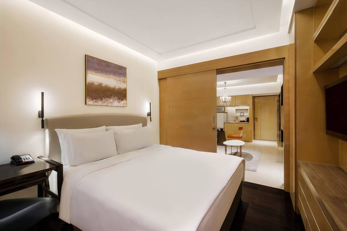 1 bedroom, premium bedding, down duvets, minibar