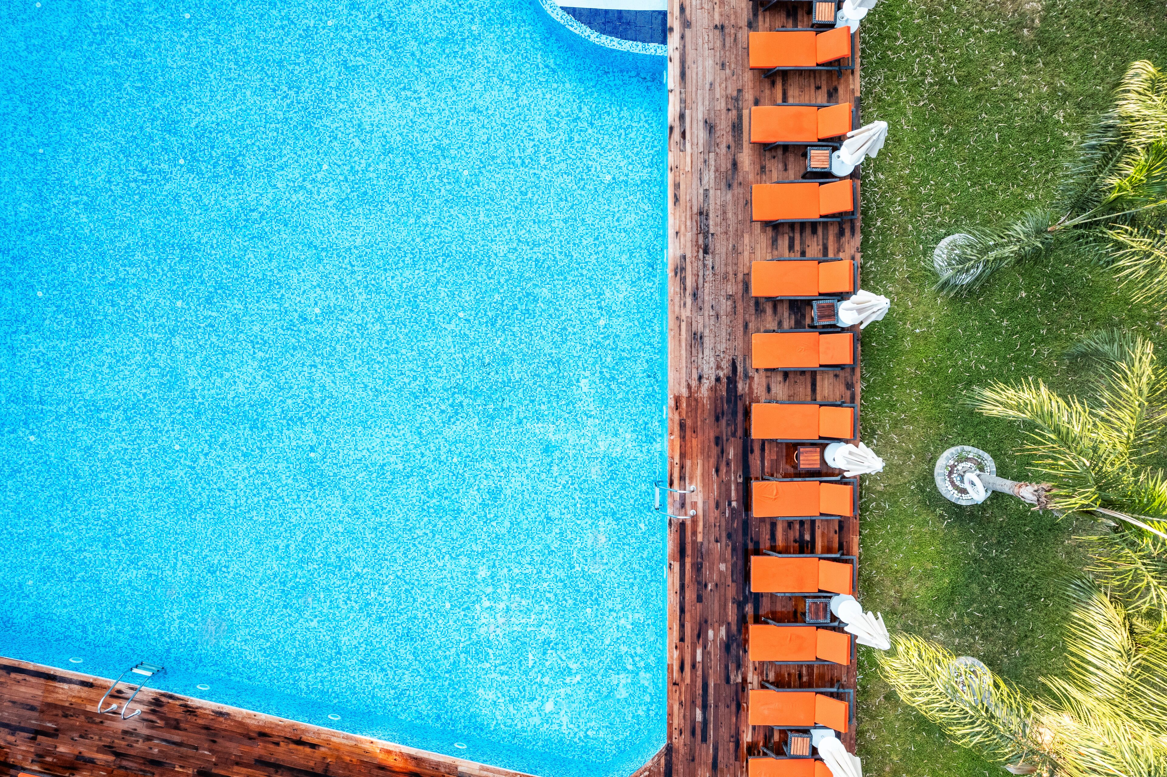 2 piscinas al aire libre, sombrillas, sillones reclinables de piscina