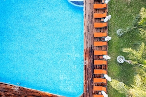 2 Außenpools, Sonnenschirme, Liegestühle