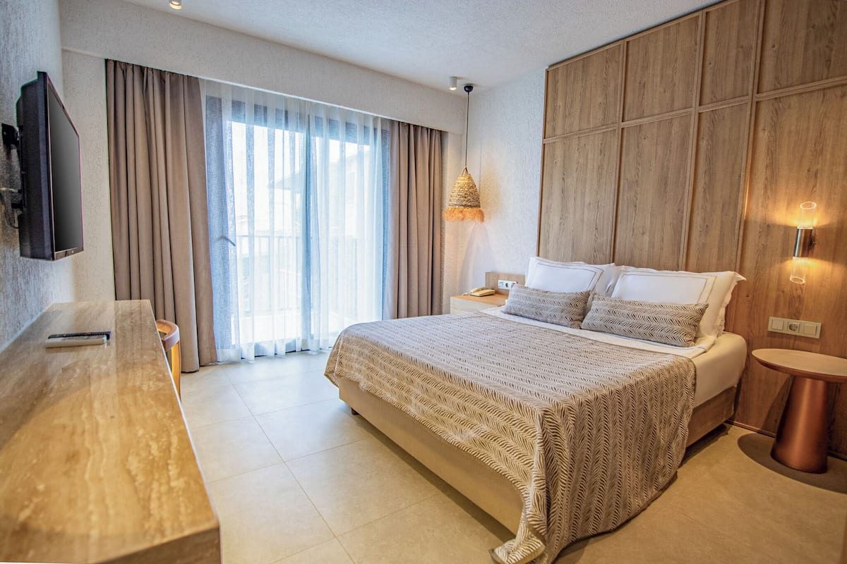 Premium bedding, minibar, free WiFi, bed sheets