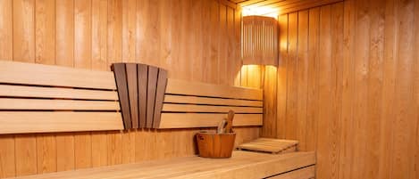 Una sauna de madera con bancos y un banco con perchero para toallas.