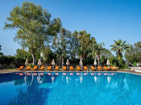 2 piscinas al aire libre, sombrillas, sillones reclinables de piscina