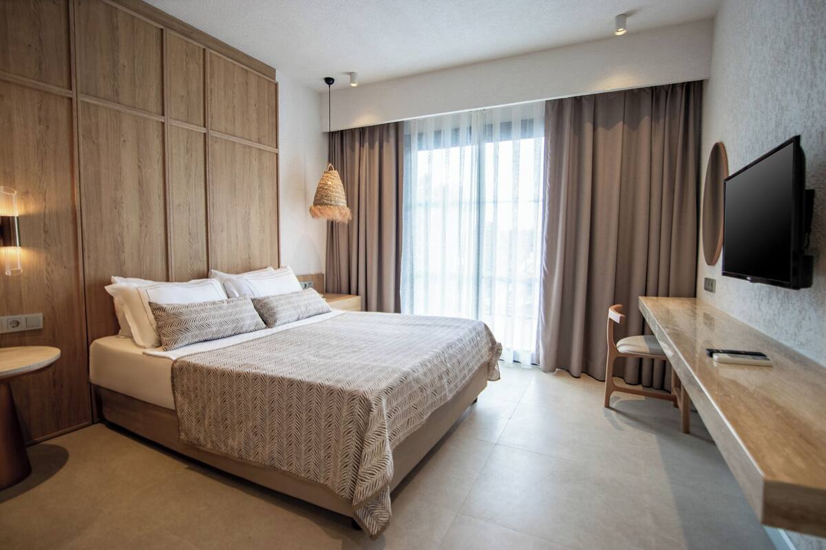 Premium bedding, minibar, free WiFi, bed sheets