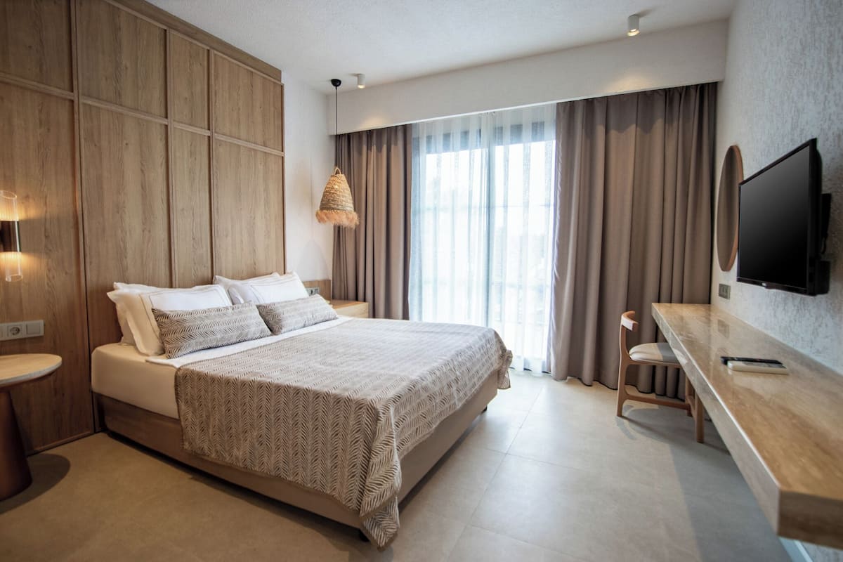 Premium bedding, minibar, free WiFi, bed sheets