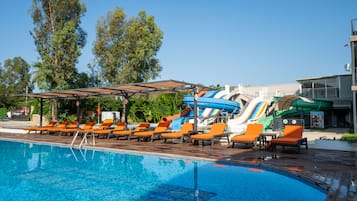 2 piscines extérieures, parasols de plage, chaises longues