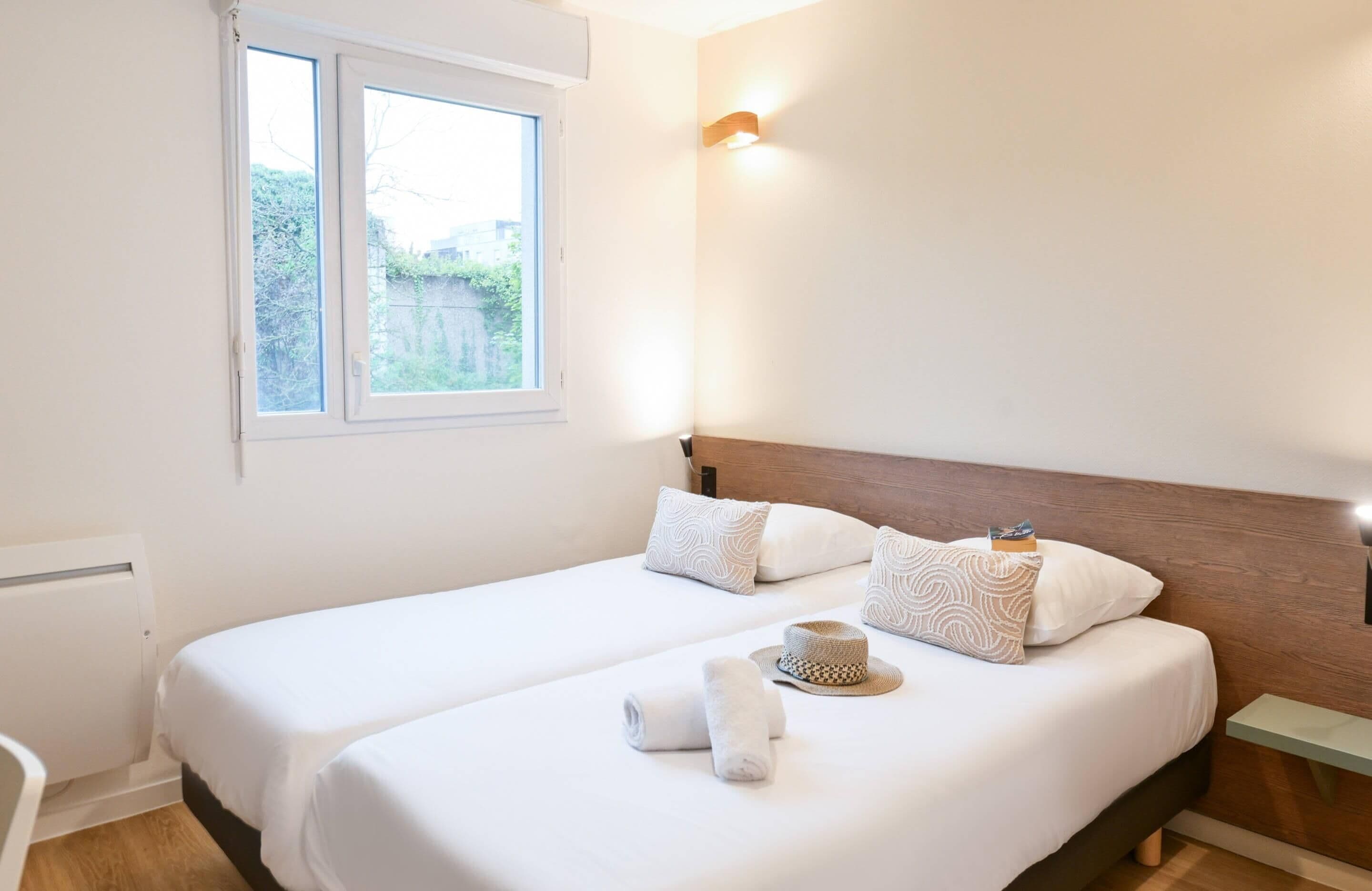 Studio twin | Schreibtisch, laptopgeeigneter Arbeitsplatz, schallisolierte Zimmer