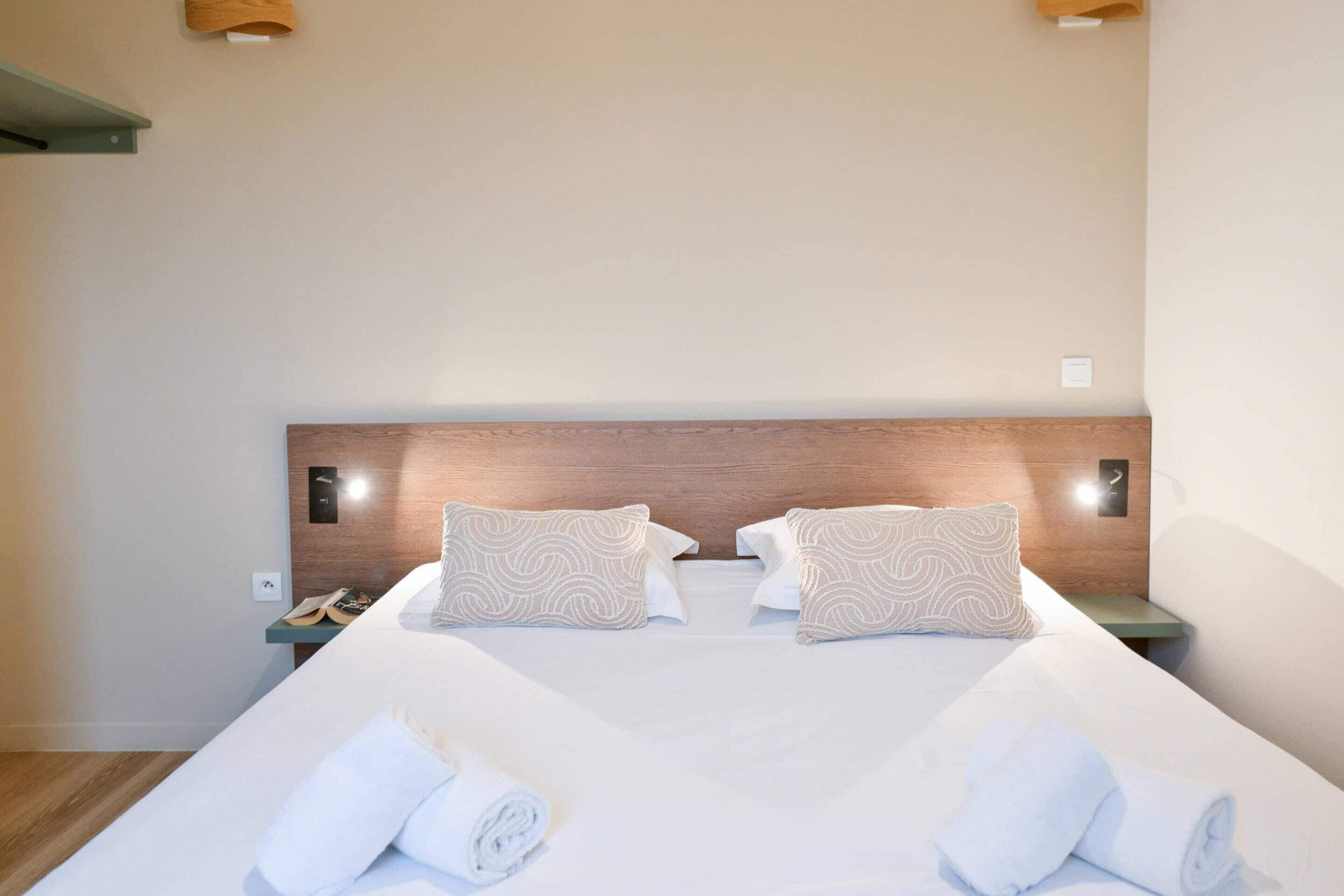 Studio triple | Schreibtisch, laptopgeeigneter Arbeitsplatz, schallisolierte Zimmer