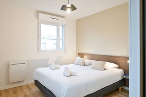 Desk, laptop workspace, soundproofing, iron/ironing board - Comfort Aparthotel Versailles Saint Cyr l'Ecole (Saint-Cyr-l'Ecole)