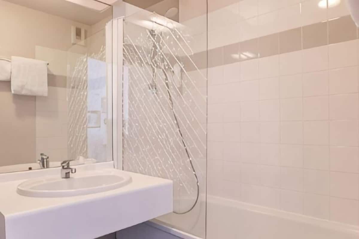 Baño | Secadora de cabello, toallas, jabón, shampoo