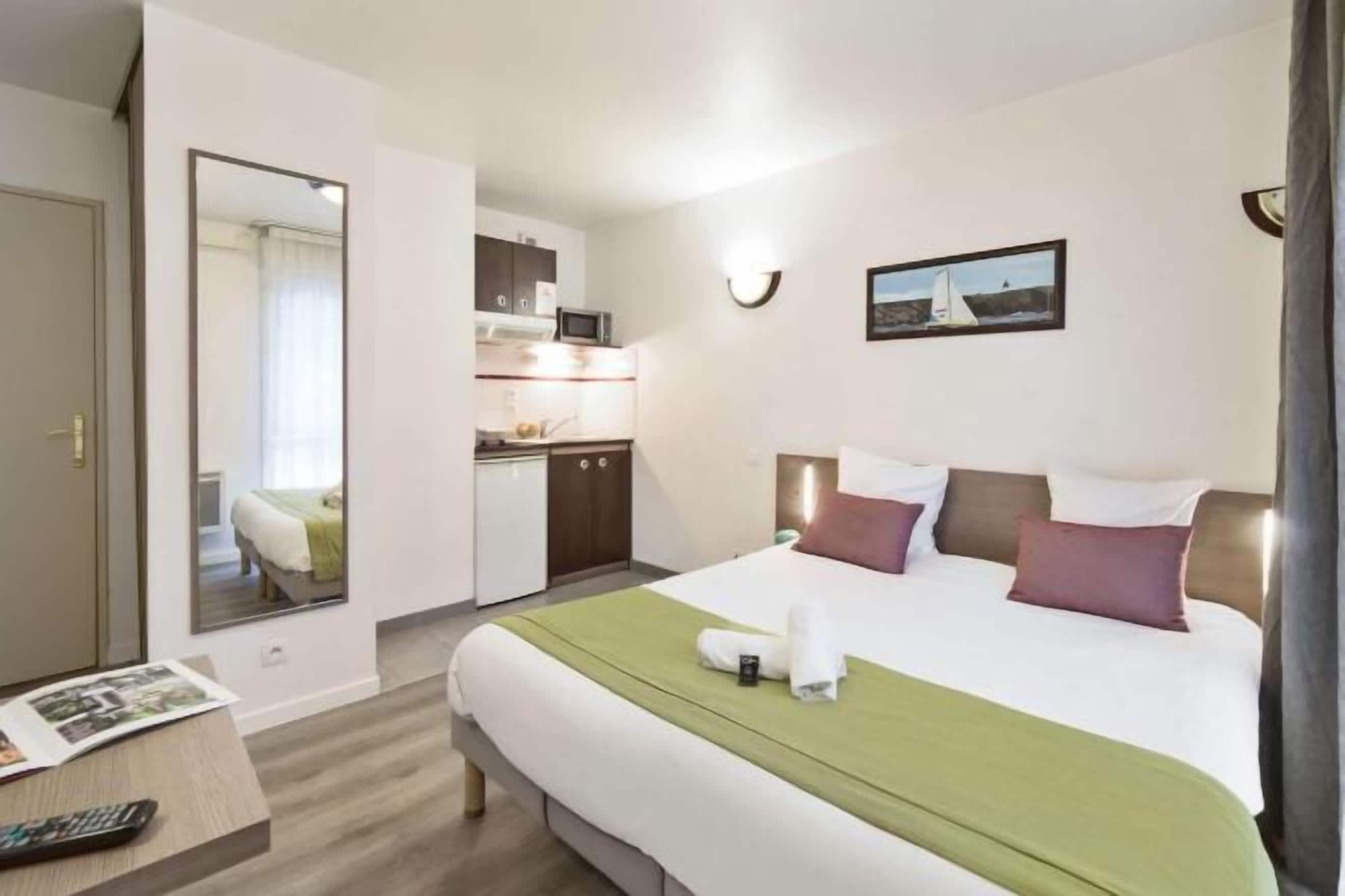 Schreibtisch, laptopgeeigneter Arbeitsplatz, schallisolierte Zimmer