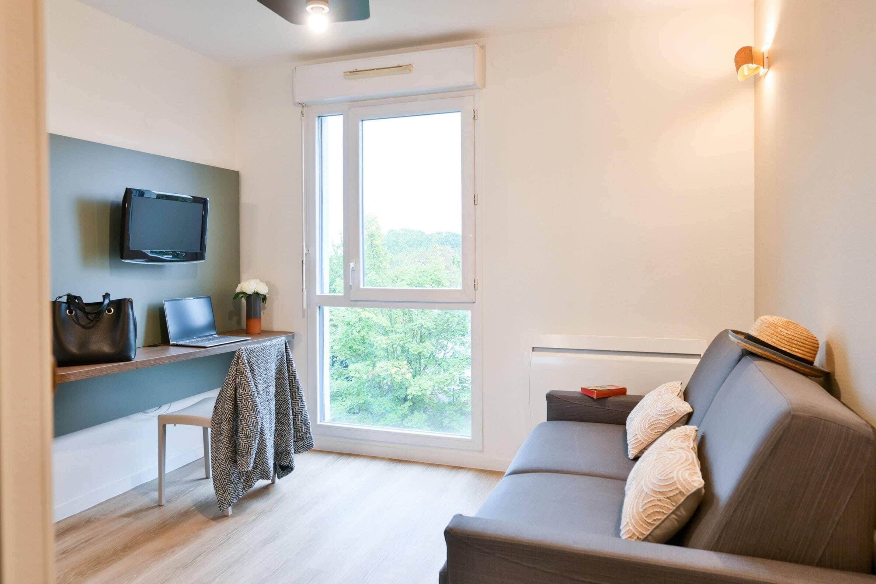 Studio triple | Desk, laptop workspace, soundproofing, iron/ironing board