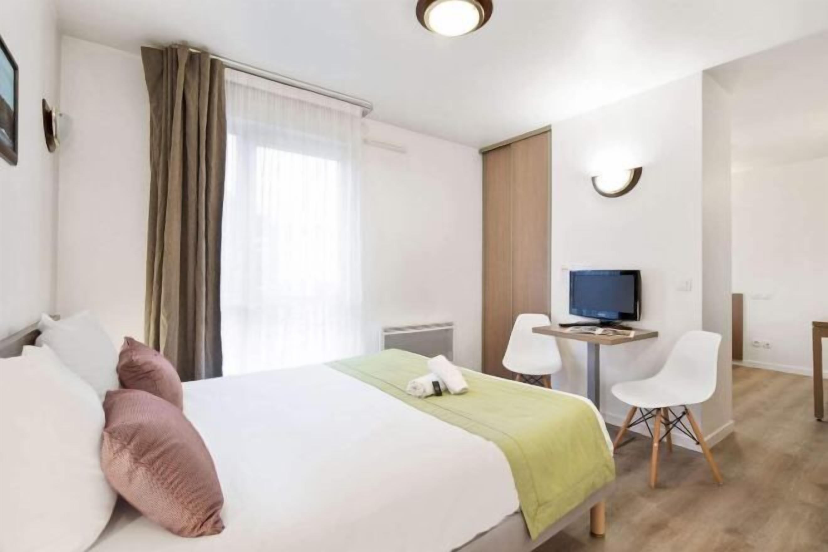 Schreibtisch, laptopgeeigneter Arbeitsplatz, schallisolierte Zimmer