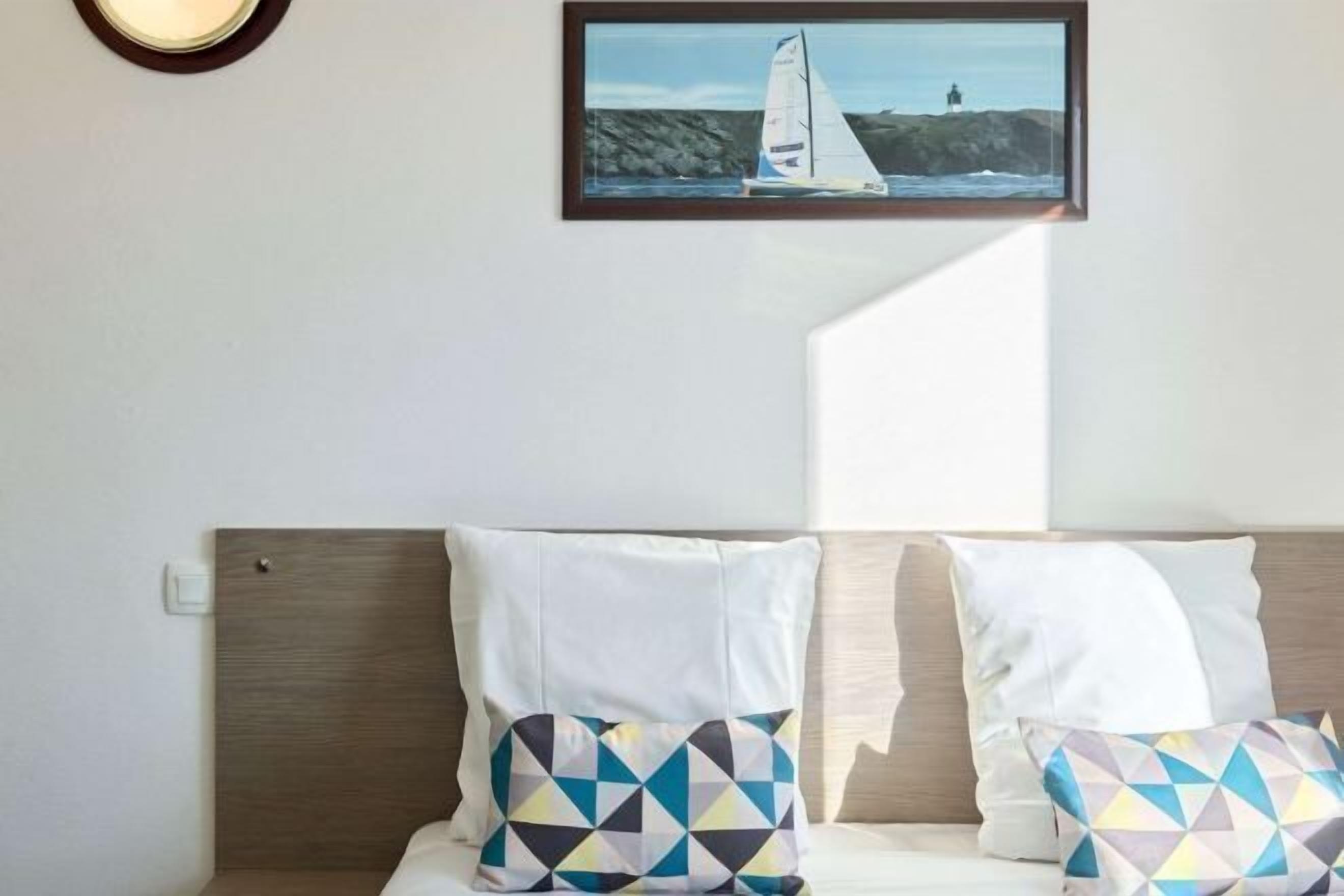 Schreibtisch, laptopgeeigneter Arbeitsplatz, schallisolierte Zimmer