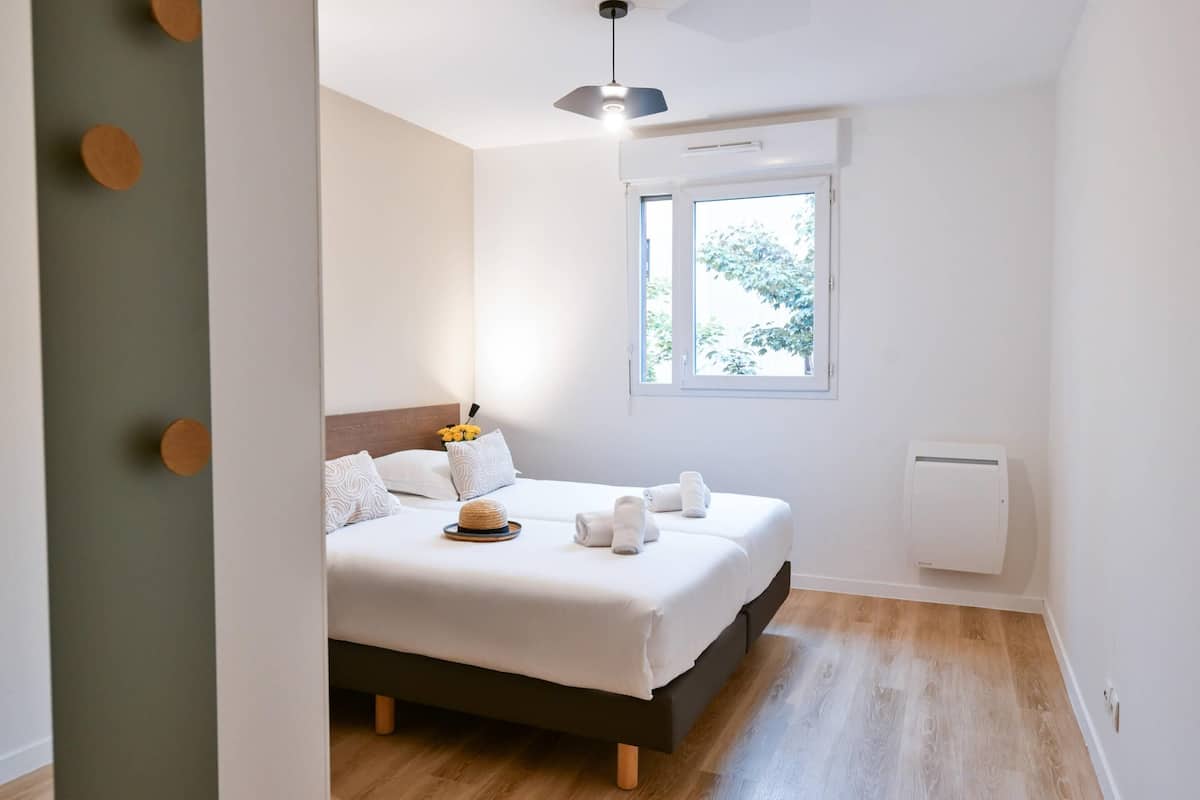 Appartement 1 chambre | Desk, laptop workspace, soundproofing, iron/ironing board