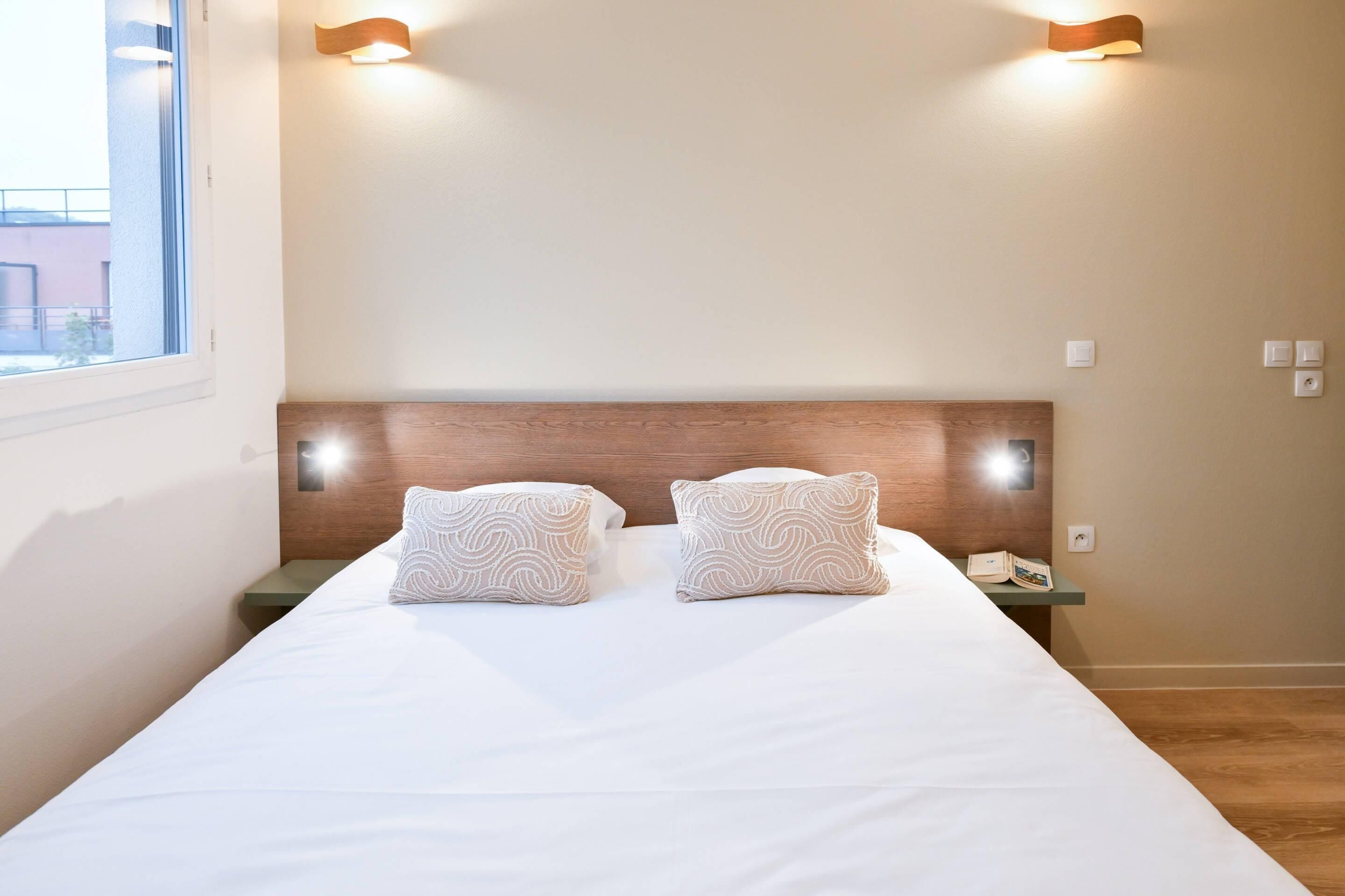 Studio Double | Schreibtisch, laptopgeeigneter Arbeitsplatz, schallisolierte Zimmer