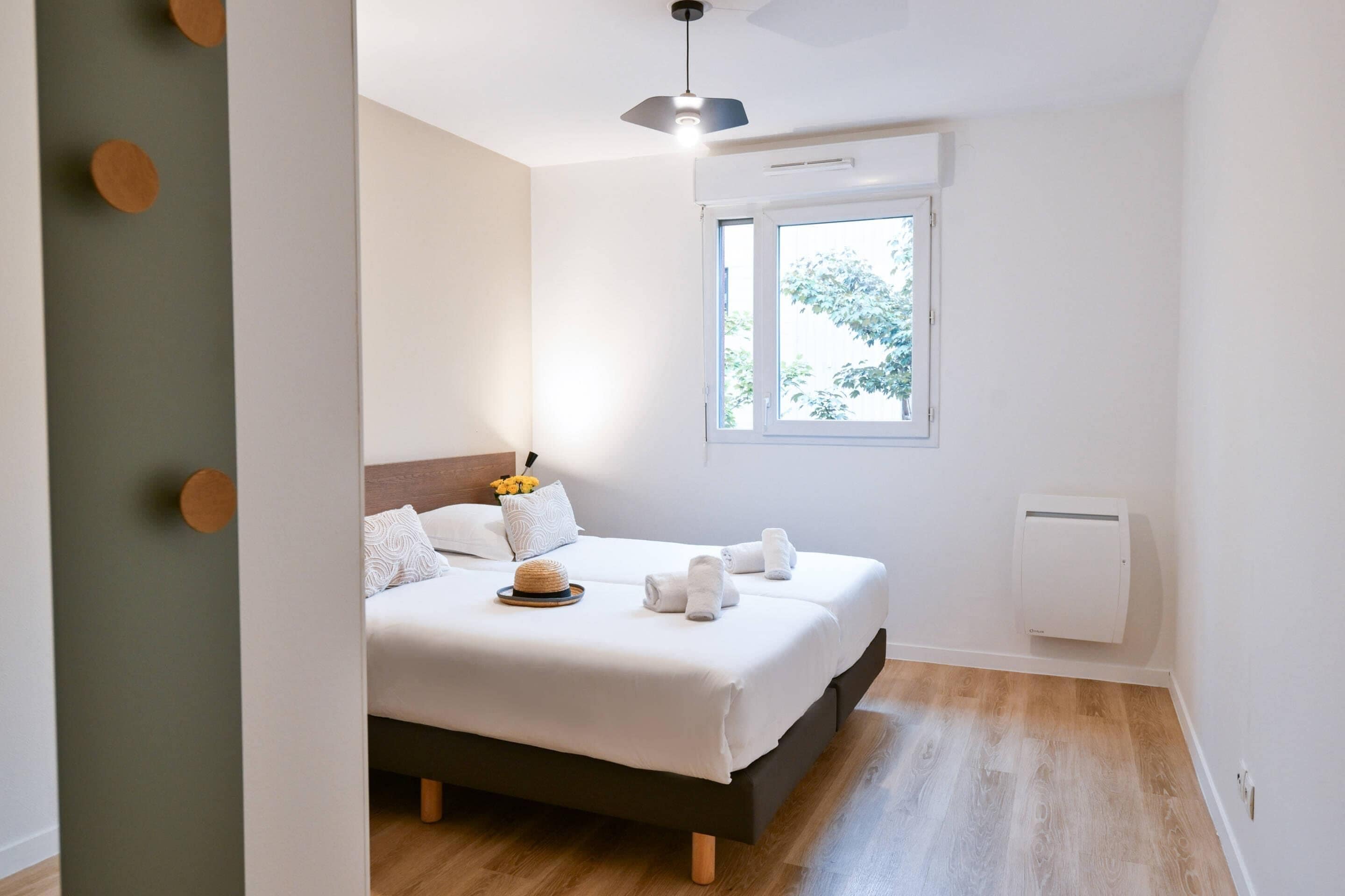 Appartement 1 chambre | Schreibtisch, laptopgeeigneter Arbeitsplatz, schallisolierte Zimmer