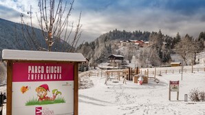 Ein Schild für Parco Giochi Zuffolandia mit familienfreundlichem Thema, das auf ein nahegelegenes Hotel hinweist.