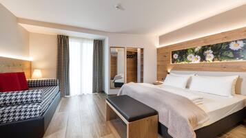 Minibar, desk, soundproofing, free WiFi