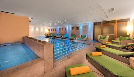Indoor pool, pool loungers. Family & Wellness Hotel Serena