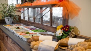 Ein Buffet mit verschiedenen Speisen und einer Topfpflanze.