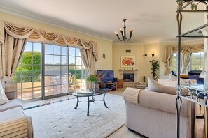 Appartement, 3 chambres, vue mer | Coin séjour | Télévisions à écran plasma, cheminée, lecteur de DVD