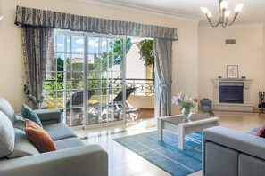 Apartamento, 3 quartos, vista para o mar | Área de estar | TV de plasma 50 cm com canais via satélite, TV, lareira