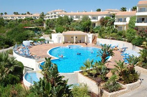 Piscine extérieure, parasols