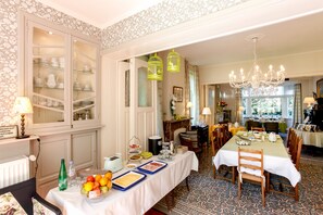 Tägliches inbegriffenes kontinentales Frühstück