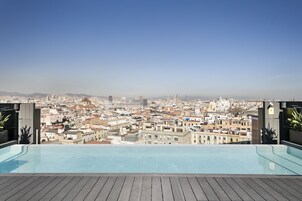 屋外プール、営業時間 9:00 ～ 21:00、サンラウンジャー