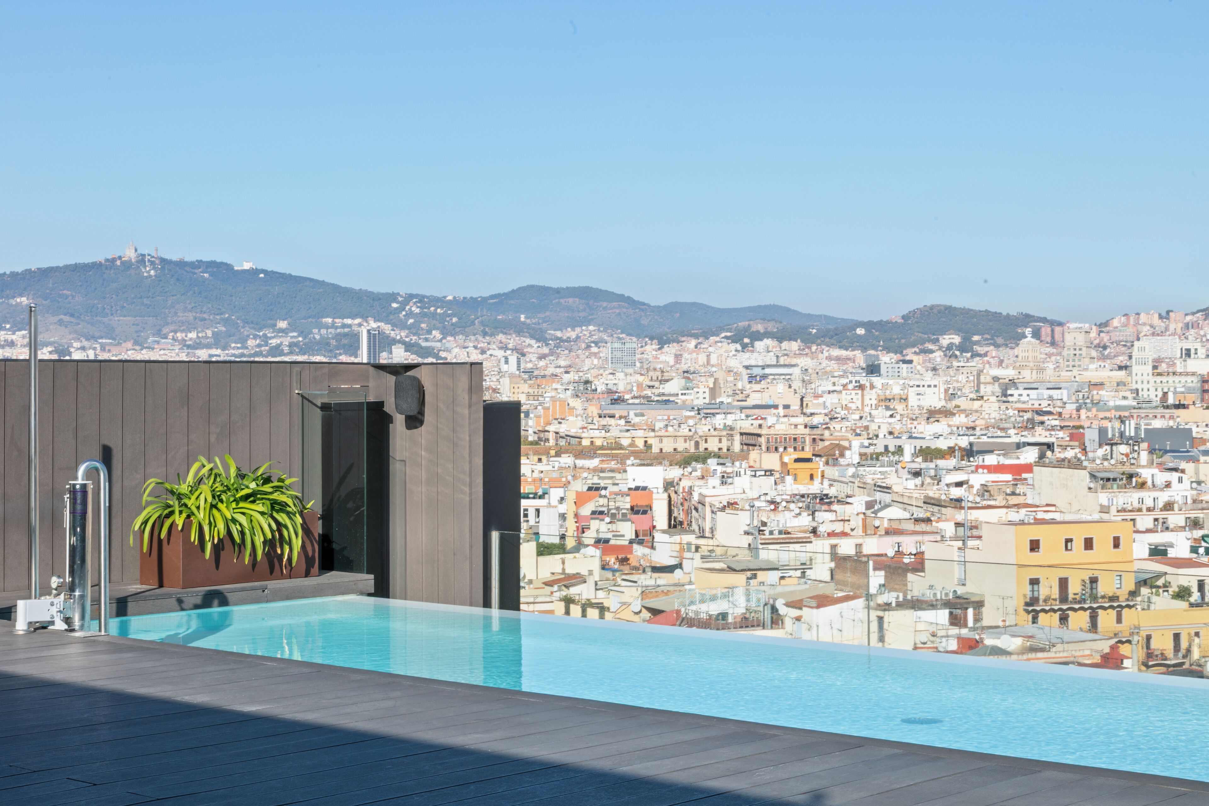 Una piscina al aire libre, sillones reclinables de piscina