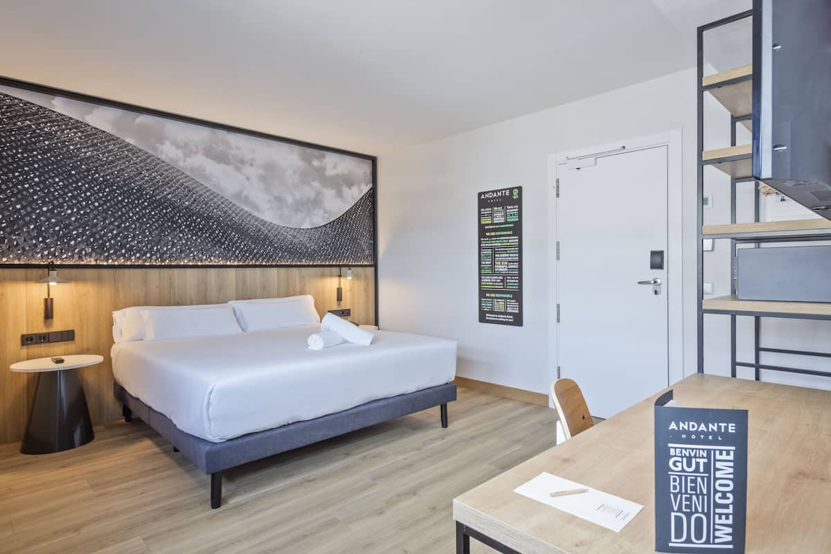 Standard Room, 1 Double Bed | In-room safe, desk, blackout drapes, soundproofing