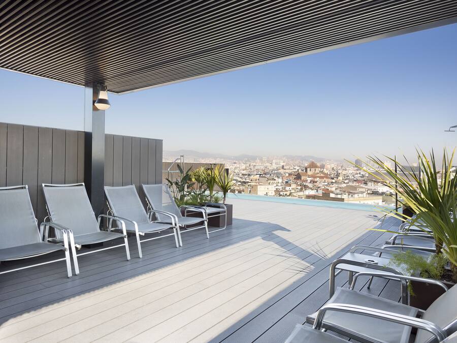 Utomhuspool med öppettider 09.00 till 21.00, och solstolar