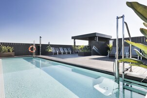 Piscina externa, funciona das 9h às 21h, espreguiçadeiras
