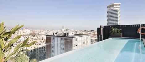 Piscina externa, funciona das 9h às 21h, espreguiçadeiras