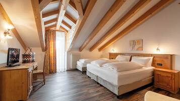 1 bedroom, down duvets, pillow-top beds, in-room safe